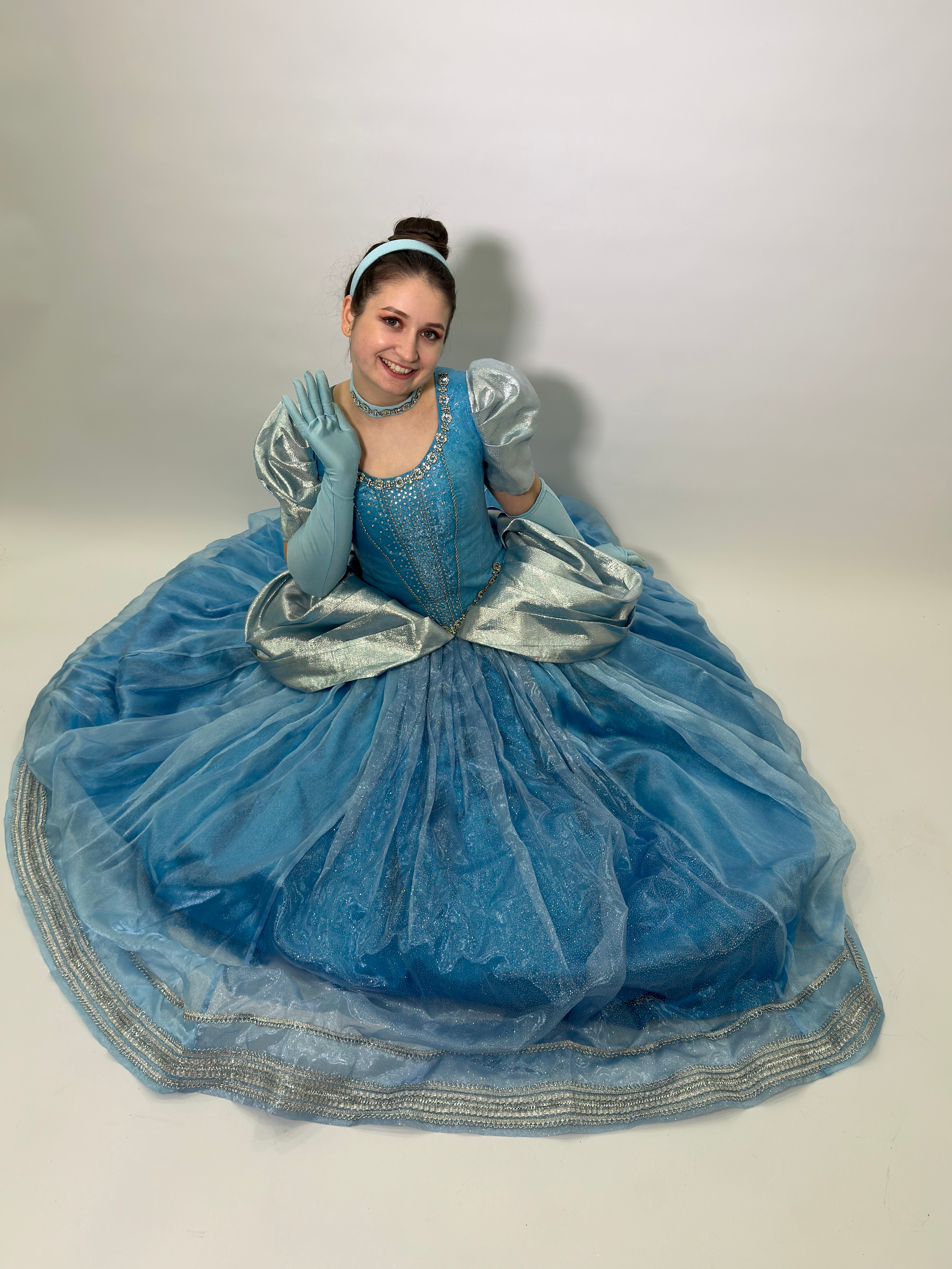 Cenusareasa in rochia albastra