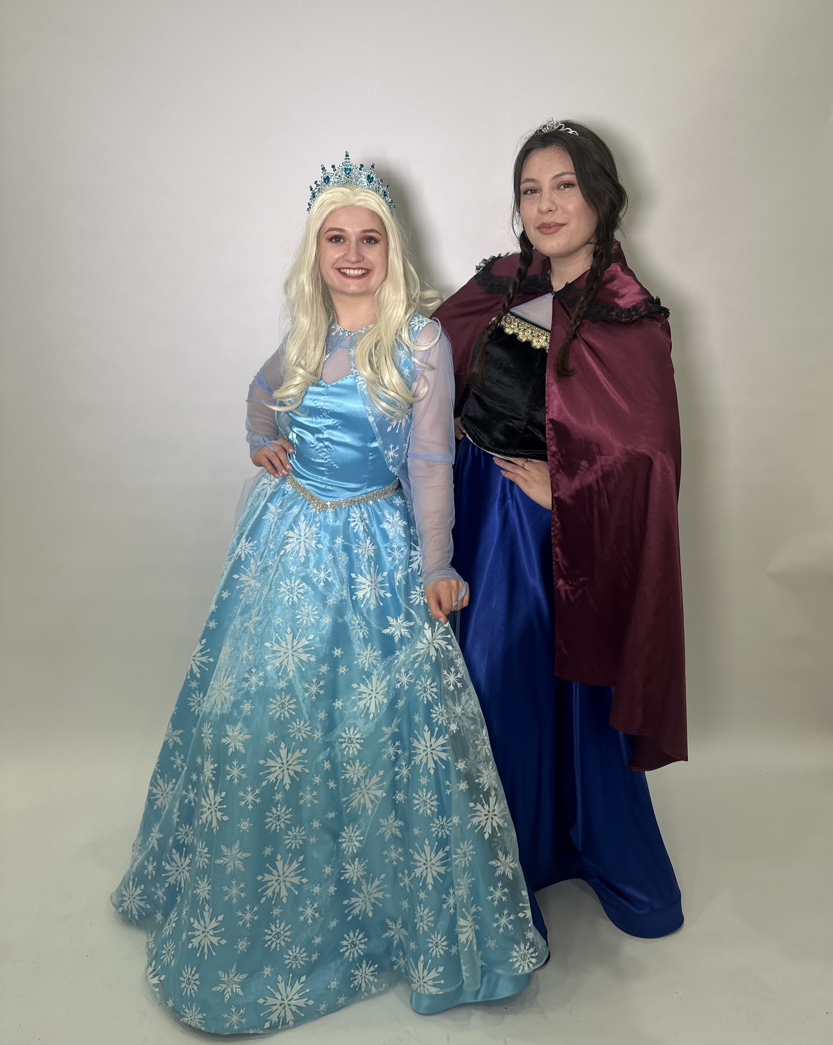 Elsa si Anna din Frozen