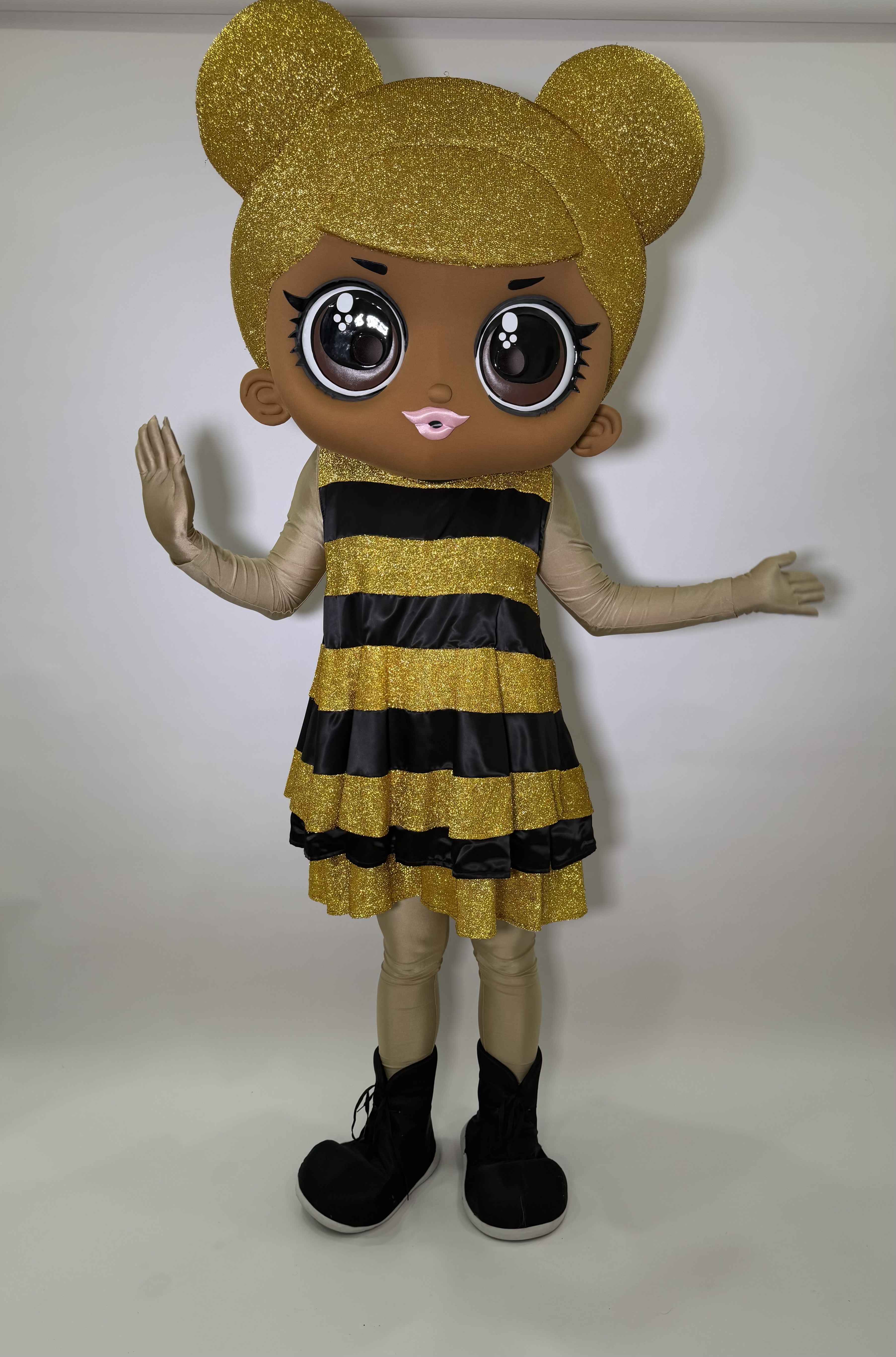 LOL Surprise Queen Bee salutand