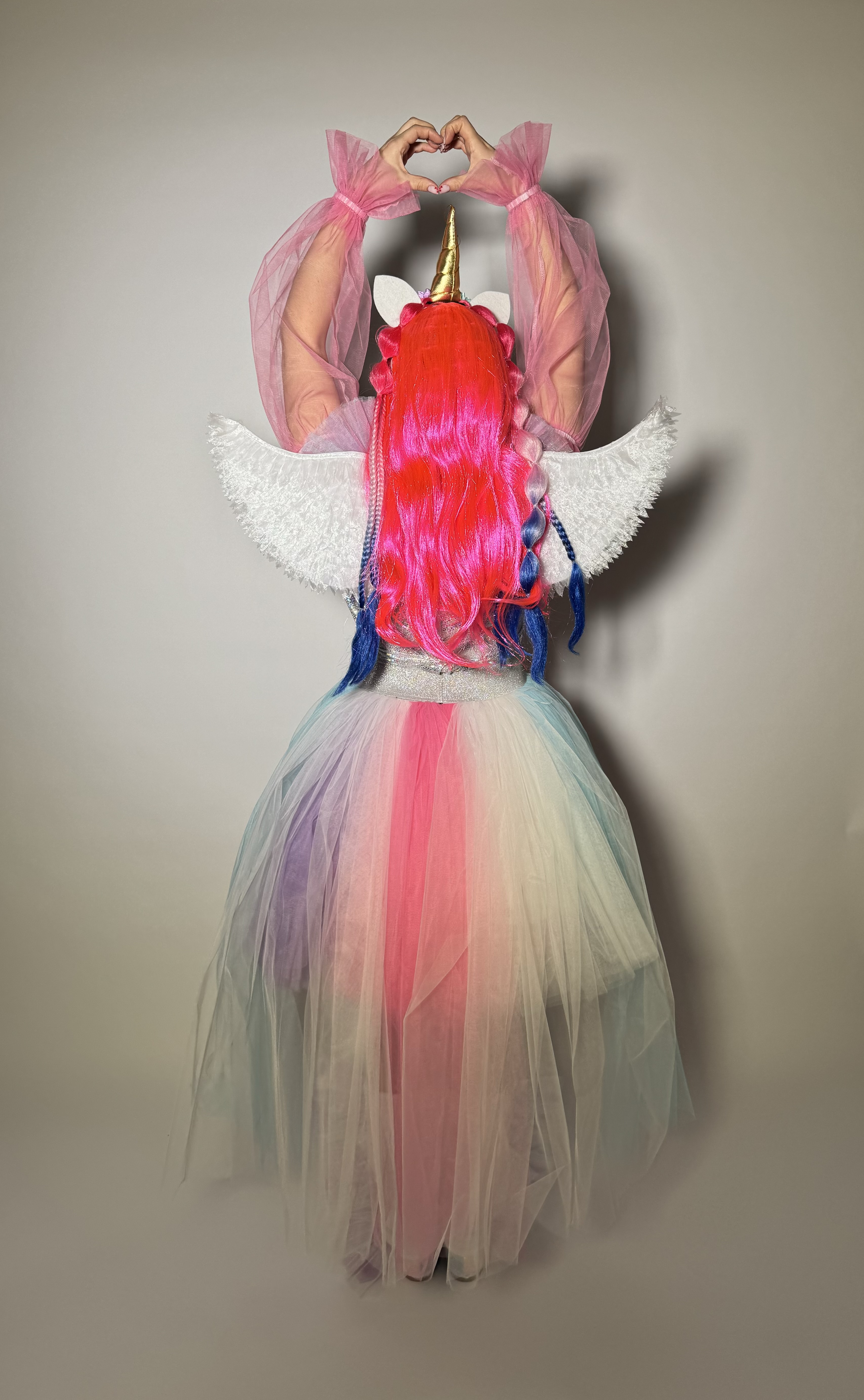 Unicornul Magic - aripi si rochie curcubeu